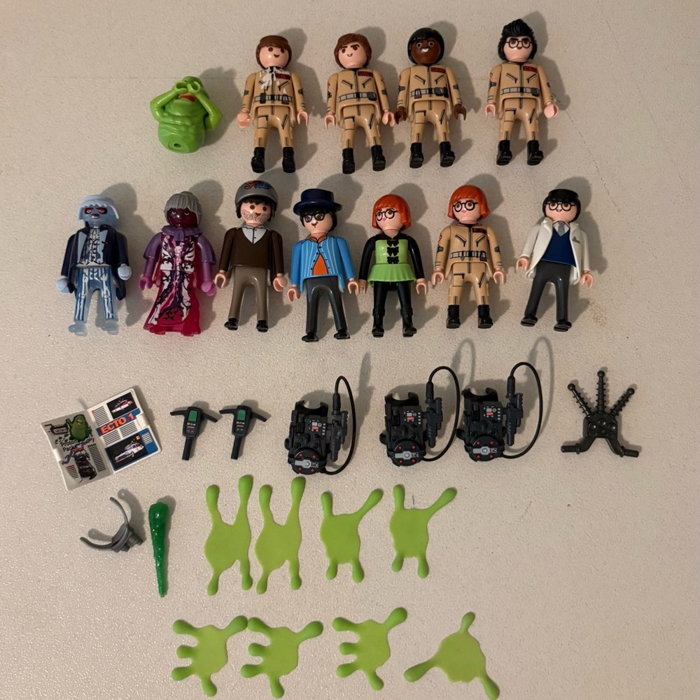 Ghostbusters lot includes figures, cars & firehouse